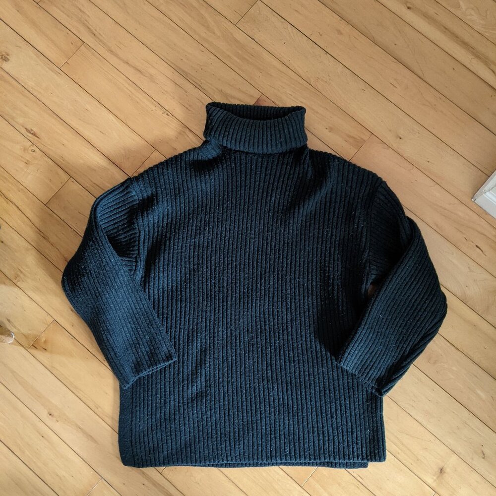 Oversized green turtleneck